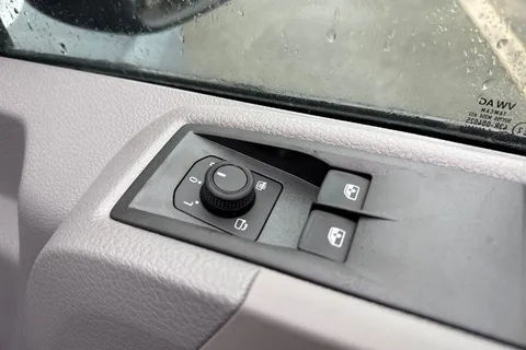 CX75JYB Volkswagen Crafter 2.0 TDI CR35 Commerce Plus Auto FWD MWB High Roof Euro 6 (s/s) 5dr Thumbnail #21