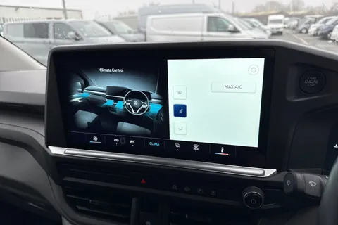 CX75KGO Volkswagen Transporter 2.0 TDI T28 Commerce FWD SWB Euro 6 (s/s) 5dr Thumbnail #21