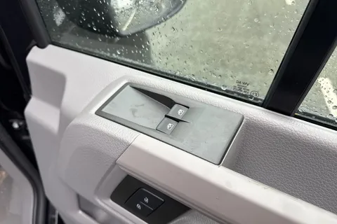 CX75JXR Volkswagen Crafter 2.0 TDI CR35 Commerce Plus FWD LWB High Roof Euro 6 (s/s) 5dr Thumbnail #20