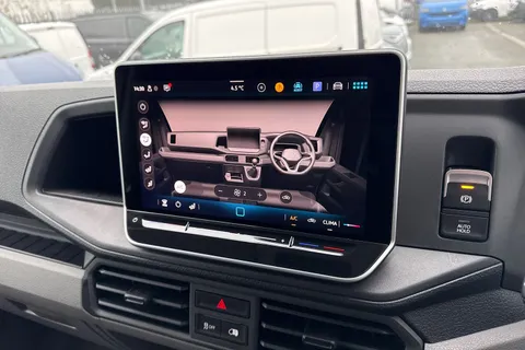 CX75JYB Volkswagen Crafter 2.0 TDI CR35 Commerce Plus Auto FWD MWB High Roof Euro 6 (s/s) 5dr Thumbnail #22