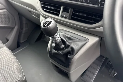 CX75KGO Volkswagen Transporter 2.0 TDI T28 Commerce FWD SWB Euro 6 (s/s) 5dr Thumbnail #22