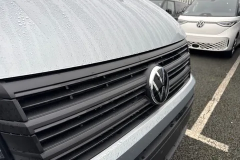 CX75JYB Volkswagen Crafter 2.0 TDI CR35 Commerce Plus Auto FWD MWB High Roof Euro 6 (s/s) 5dr Thumbnail #25