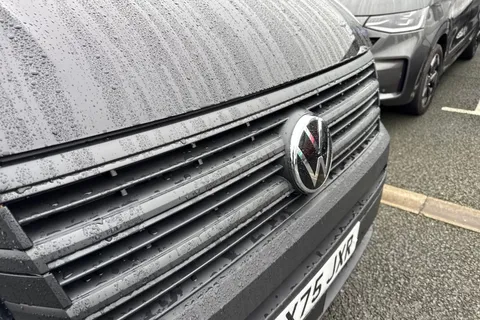 CX75JXR Volkswagen Crafter 2.0 TDI CR35 Commerce Plus FWD LWB High Roof Euro 6 (s/s) 5dr Thumbnail #24