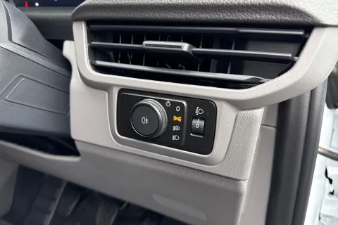 CX75KGO Volkswagen Transporter 2.0 TDI T28 Commerce FWD SWB Euro 6 (s/s) 5dr Thumbnail #26