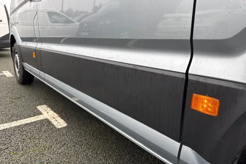 CX75JYB Volkswagen Crafter 2.0 TDI CR35 Commerce Plus Auto FWD MWB High Roof Euro 6 (s/s) 5dr Thumbnail #27