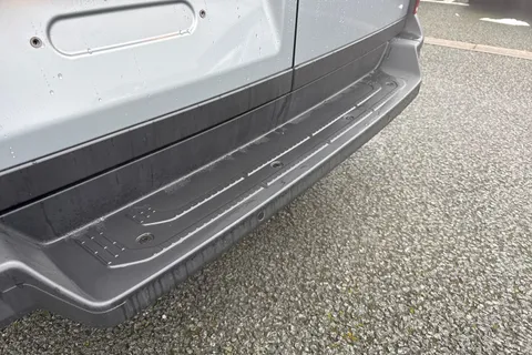 CX75JYB Volkswagen Crafter 2.0 TDI CR35 Commerce Plus Auto FWD MWB High Roof Euro 6 (s/s) 5dr Thumbnail #29