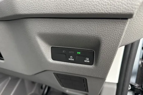 CX75JYB Volkswagen Crafter 2.0 TDI CR35 Commerce Plus Auto FWD MWB High Roof Euro 6 (s/s) 5dr Thumbnail #30