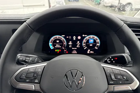 CX75JYB Volkswagen Crafter 2.0 TDI CR35 Commerce Plus Auto FWD MWB High Roof Euro 6 (s/s) 5dr Thumbnail #31