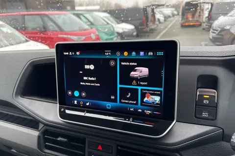 CX75JXR Volkswagen Crafter 2.0 TDI CR35 Commerce Plus FWD LWB High Roof Euro 6 (s/s) 5dr Thumbnail #30