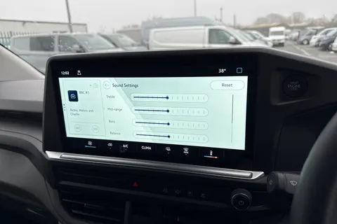 CX75KGO Volkswagen Transporter 2.0 TDI T28 Commerce FWD SWB Euro 6 (s/s) 5dr Thumbnail #31