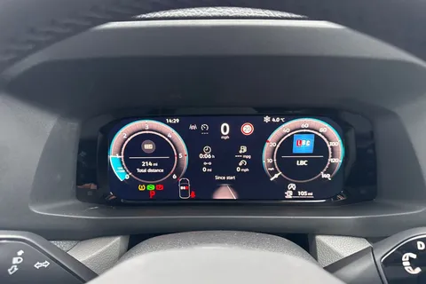 CX75JYB Volkswagen Crafter 2.0 TDI CR35 Commerce Plus Auto FWD MWB High Roof Euro 6 (s/s) 5dr Thumbnail #32