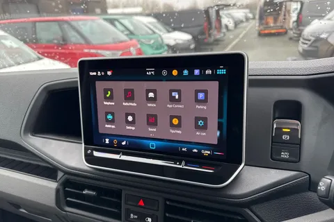 CX75JXR Volkswagen Crafter 2.0 TDI CR35 Commerce Plus FWD LWB High Roof Euro 6 (s/s) 5dr Thumbnail #31