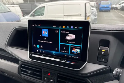 CX75JYB Volkswagen Crafter 2.0 TDI CR35 Commerce Plus Auto FWD MWB High Roof Euro 6 (s/s) 5dr Thumbnail #33