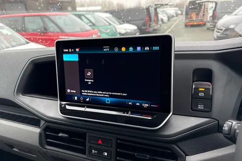 CX75JXR Volkswagen Crafter 2.0 TDI CR35 Commerce Plus FWD LWB High Roof Euro 6 (s/s) 5dr Thumbnail #32