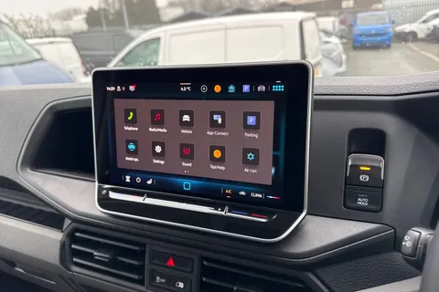 CX75JYB Volkswagen Crafter 2.0 TDI CR35 Commerce Plus Auto FWD MWB High Roof Euro 6 (s/s) 5dr Thumbnail #34