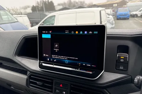 CX75JYB Volkswagen Crafter 2.0 TDI CR35 Commerce Plus Auto FWD MWB High Roof Euro 6 (s/s) 5dr Thumbnail #35