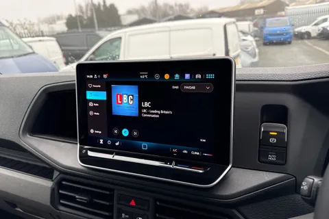 CX75JYB Volkswagen Crafter 2.0 TDI CR35 Commerce Plus Auto FWD MWB High Roof Euro 6 (s/s) 5dr Thumbnail #36