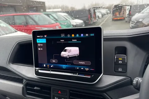 CX75JXR Volkswagen Crafter 2.0 TDI CR35 Commerce Plus FWD LWB High Roof Euro 6 (s/s) 5dr Thumbnail #34