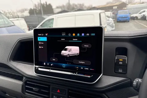 CX75JYB Volkswagen Crafter 2.0 TDI CR35 Commerce Plus Auto FWD MWB High Roof Euro 6 (s/s) 5dr Thumbnail #37