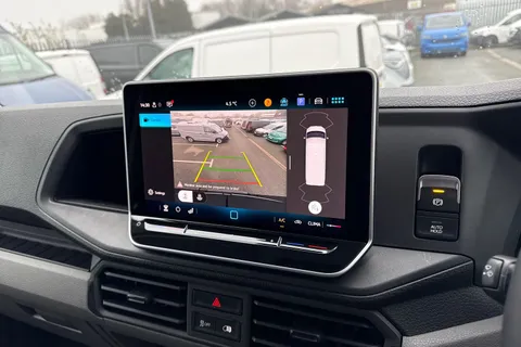 CX75JYB Volkswagen Crafter 2.0 TDI CR35 Commerce Plus Auto FWD MWB High Roof Euro 6 (s/s) 5dr Thumbnail #38