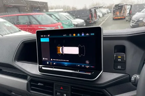 CX75JXR Volkswagen Crafter 2.0 TDI CR35 Commerce Plus FWD LWB High Roof Euro 6 (s/s) 5dr Thumbnail #35