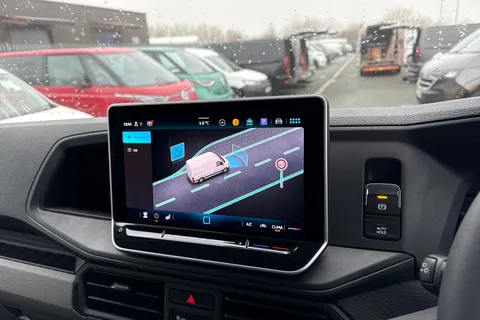 CX75JXR Volkswagen Crafter 2.0 TDI CR35 Commerce Plus FWD LWB High Roof Euro 6 (s/s) 5dr Thumbnail #36