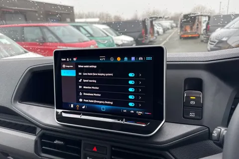 CX75JXR Volkswagen Crafter 2.0 TDI CR35 Commerce Plus FWD LWB High Roof Euro 6 (s/s) 5dr Thumbnail #37