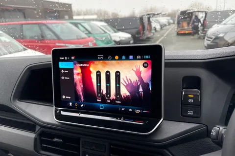 CX75JXR Volkswagen Crafter 2.0 TDI CR35 Commerce Plus FWD LWB High Roof Euro 6 (s/s) 5dr Thumbnail #38