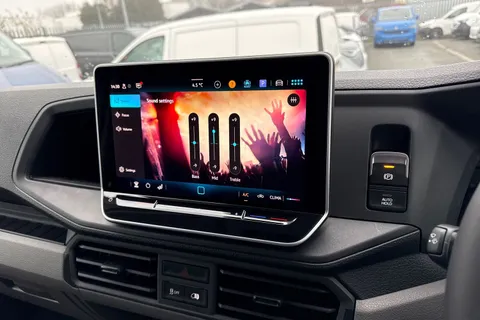 CX75JYB Volkswagen Crafter 2.0 TDI CR35 Commerce Plus Auto FWD MWB High Roof Euro 6 (s/s) 5dr Thumbnail #41