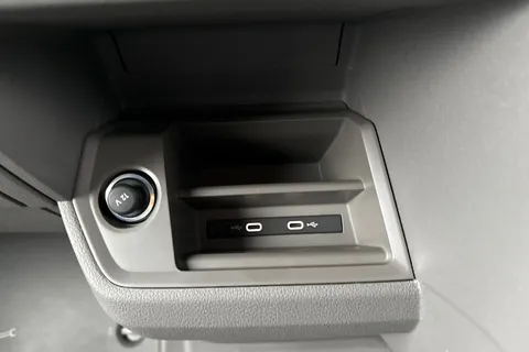 CX75JXR Volkswagen Crafter 2.0 TDI CR35 Commerce Plus FWD LWB High Roof Euro 6 (s/s) 5dr Thumbnail #39