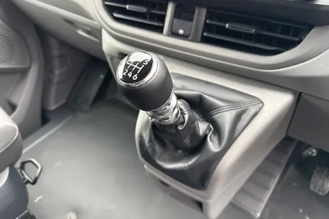 CX75KFT Volkswagen Transporter 2.0 TDI T32 Commerce Pro Kombi Double Cab 5dr Diesel Manual SWB Euro 6 (s/s) (150 ps) Thumbnail #22