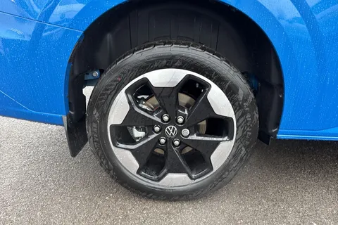 CX75VTA Volkswagen Transporter 2.0 TDI T28 Commerce Pro Auto FWD SWB Euro 6 (s/s) 5dr Thumbnail #11