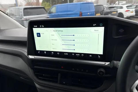 CX75VTA Volkswagen Transporter 2.0 TDI T28 Commerce Pro Auto FWD SWB Euro 6 (s/s) 5dr Thumbnail #32