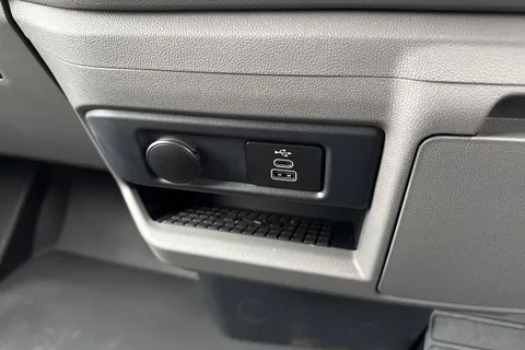 CX75VTA Volkswagen Transporter 2.0 TDI T28 Commerce Pro Auto FWD SWB Euro 6 (s/s) 5dr Thumbnail #39