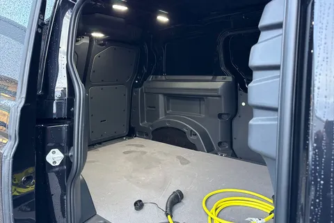 CX74VKK Volkswagen Id. Buzz Cargo Pro 79kWh Commerce Auto 5dr Thumbnail #35