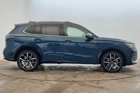 KR25OHG Volkswagen Tiguan 1.5 TSI 272 eHybrid R-Line 5dr DSG ⭐Tilting and sliding panoramic sunroof ⭐ Thumbnail #4