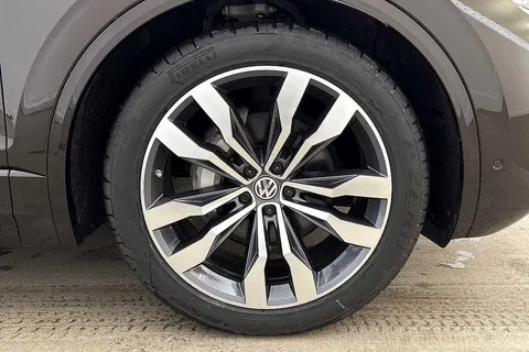 KY69UHS Volkswagen Touareg 3.0 V6 TDI 4M R-Line Tech ⭐Towbar, Sunroof, Professional chassis pack & mor Thumbnail #5
