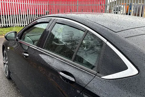 DU68UZV Vauxhall Insignia 2.0 Turbo D BlueInjection SRi VX Line Nav Grand Sport Euro 6 (s/s) 5dr Thumbnail #24