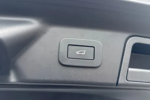 30 of 45 for Land Rover Range Rover Velar 2.0 D200 Dynamic SE 5dr