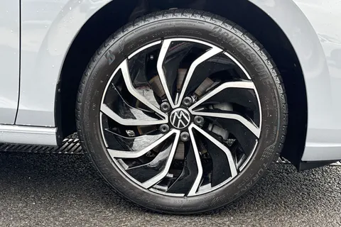 VO22NLP Volkswagen Golf 1.5 TSI Style 5dr **17' VENTURA ALLOYS + WINTER PACK** Thumbnail #9