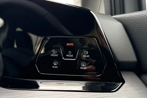 VO22NLP Volkswagen Golf 1.5 TSI Style 5dr **17' VENTURA ALLOYS + WINTER PACK** Thumbnail #32