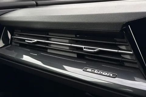 DY75XLG Audi Q4 e-tron Q4 Black Edition 45 e-tron 210,00 kW Thumbnail #56