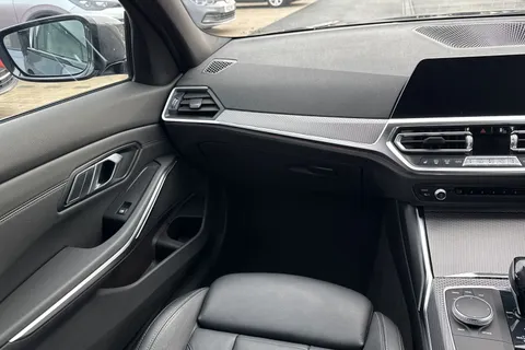 YG71TWF BMW 3 Series 2.0 318i M Sport Auto Euro 6 (s/s) 4dr Thumbnail #19