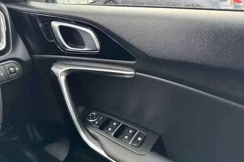 FG69UUL Kia Ceed 1.4 T-GDi GT-Line Lunar Edition Euro 6 (s/s) 5dr Thumbnail #21