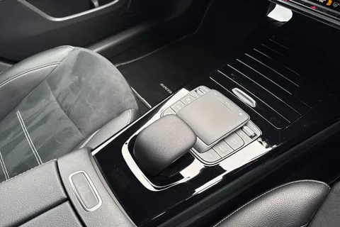 KE22OVK Mercedes-Benz A Class 1.3 A200 AMG Line Edition (Executive) 7G-DCT Euro 6 (s/s) 5dr Thumbnail #24