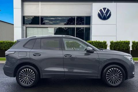 YP75FEM Volkswagen Tiguan 1.5 eTSI 150 Match 5dr DSG Thumbnail #3