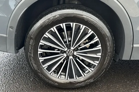 YP75FEM Volkswagen Tiguan 1.5 eTSI 150 Match 5dr DSG Thumbnail #13