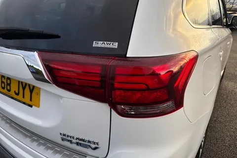 PX68JYY Mitsubishi Outlander 2.4h TwinMotor 13.8kWh 4h CVT 4WD Euro 6 (s/s) 5dr Thumbnail #9