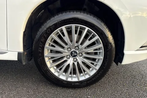 PX68JYY Mitsubishi Outlander 2.4h TwinMotor 13.8kWh 4h CVT 4WD Euro 6 (s/s) 5dr Thumbnail #11