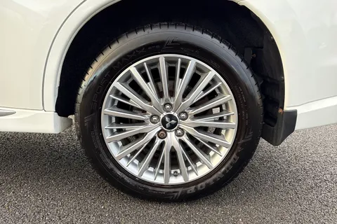 PX68JYY Mitsubishi Outlander 2.4h TwinMotor 13.8kWh 4h CVT 4WD Euro 6 (s/s) 5dr Thumbnail #13